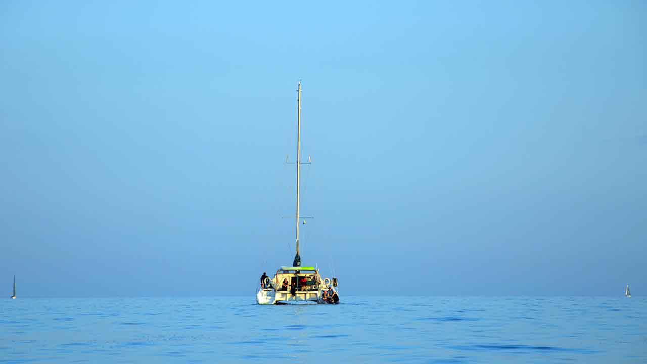 From the catamaran the crew and supporters motivated the 15-year-old to continue